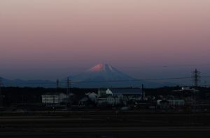 山頂だけ明るい富士山